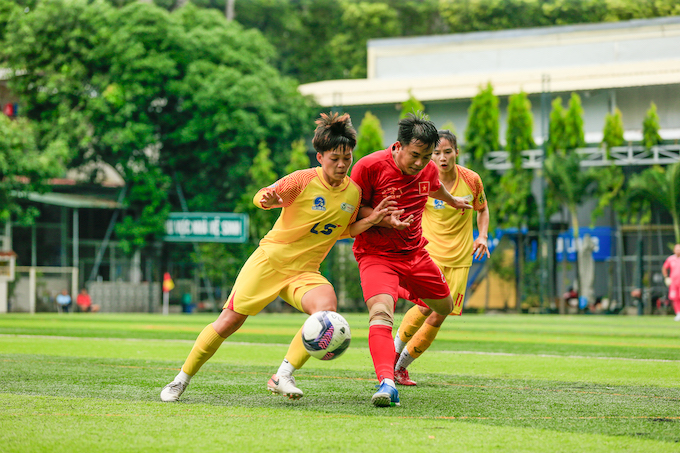 Trận giao hữu giữa công ty Trí Việt và các cầu thủ U19 nữ TP.HCM. Ảnh: Song Việt