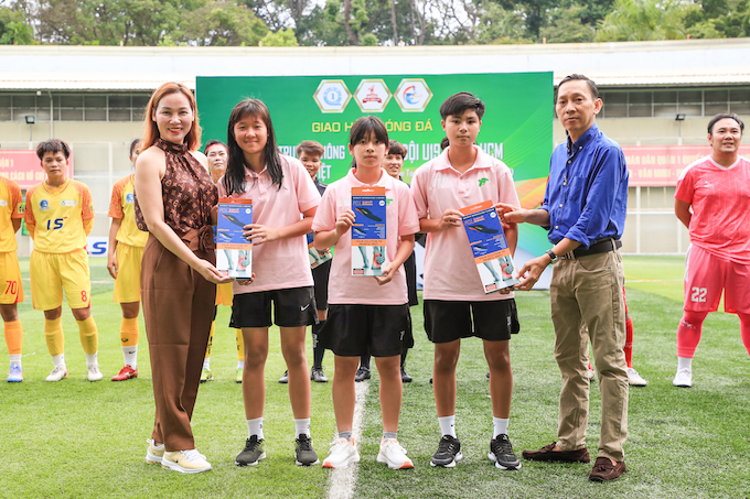Doanh nghiệp tặng quà cho các cầu thủ nữ U19 TP.HCM. Ảnh: Song Việt