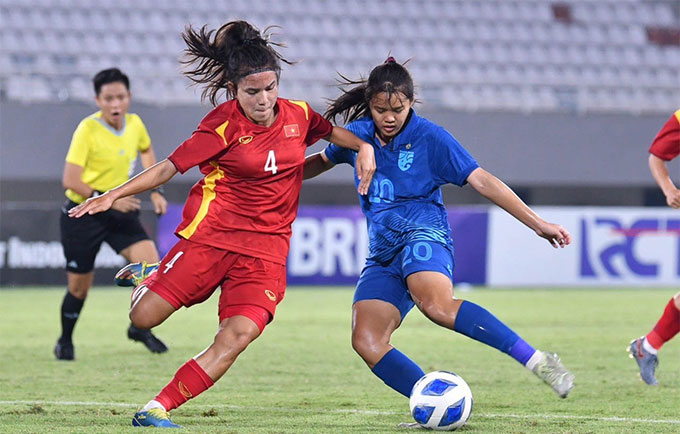 U19 nữ Thái Lan (trái) đã giành chức vô địch U19 Đông Nam Á 2023