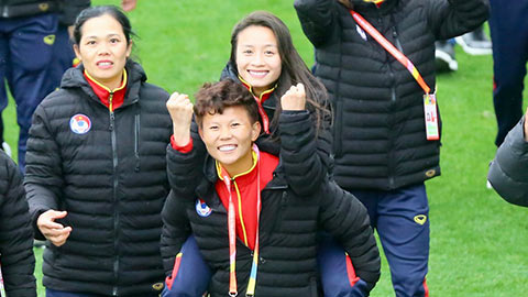 ĐT nữ Việt Nam tập ăn mừng trước trận đấu với ĐT nữ Mỹ