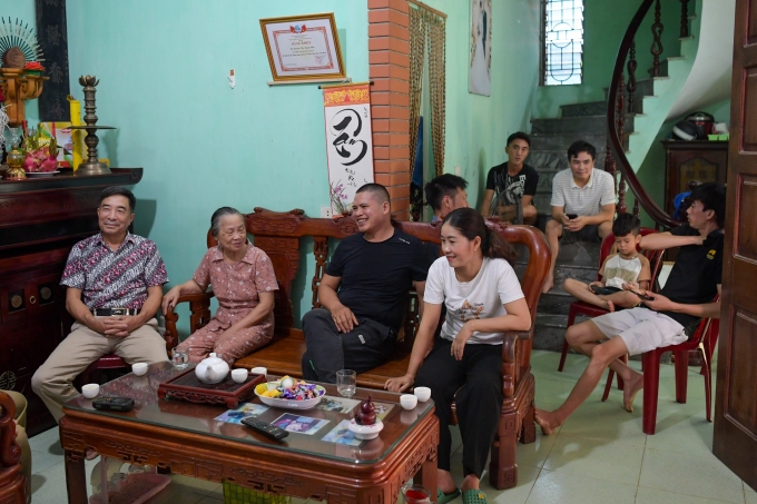 Từ 6h30 sáng 22/7, rất đông người thân, họ hàng của gia đình Thanh Nhã đã có mặt tại nhà của cô để tập trung theo dõi trận đấu ra quân của ĐT nữ Việt Nam tại World Cup 2023