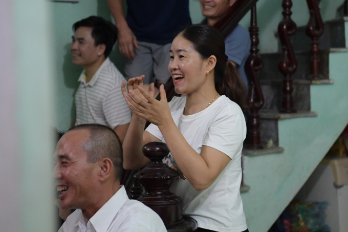 Mẹ Thanh Nhã, bà Vũ Thị Chi vui mừng khi Kim Thanh ngăn cản được cú sút phạt đền của Alex Morgan