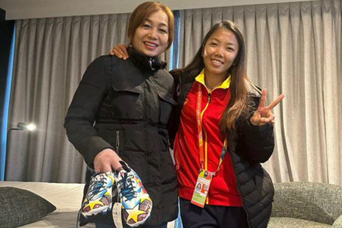 Bố mẹ Huỳnh Như tặng giày thi đấu cho con gái - Ảnh: VFF 