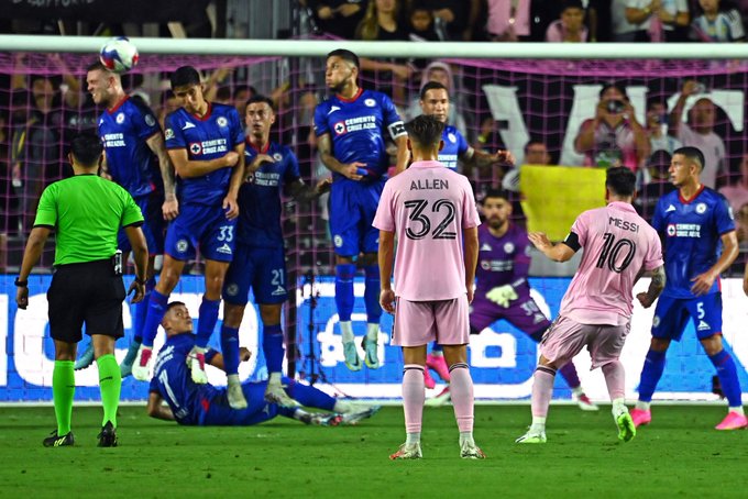 Bàn thắng sút phạt đẹp mắt của Messi giúp Inter Miami thắng Cruz Azul 2-1