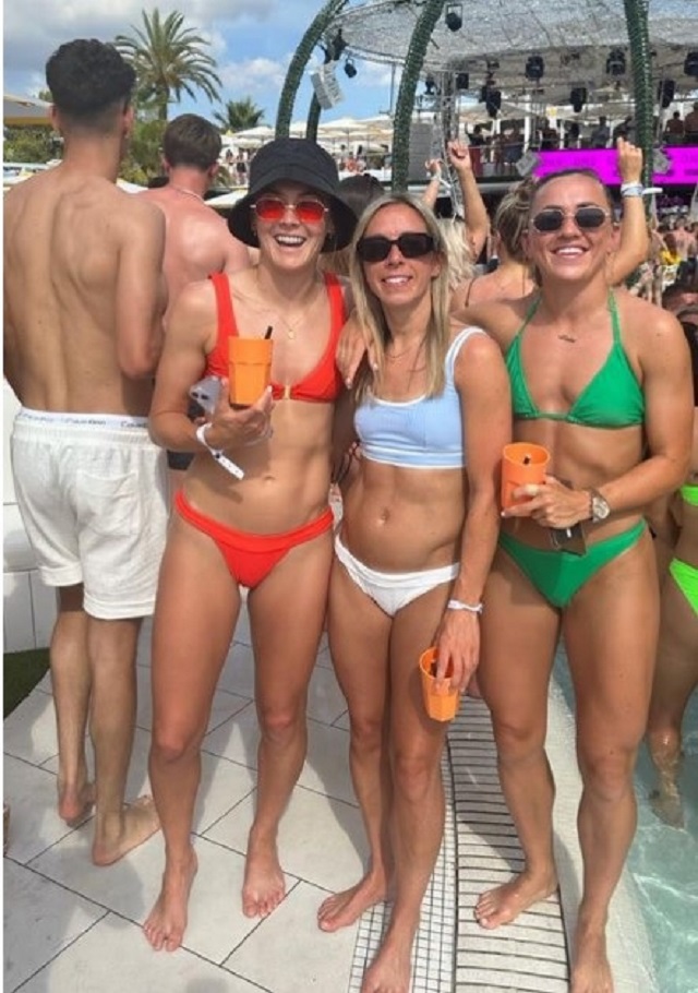 Bộ ba Foord (trái), Jordan Nobbs (giữa) và McCabe (phải) cùng nhau đi nghỉ tại Ibiza