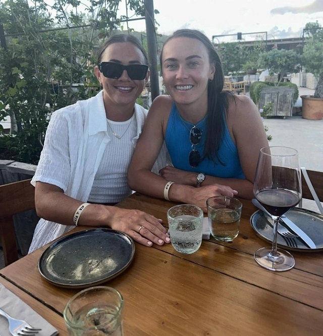 Katie McCabe (trái) và Caitlin Foord (phải) là bạn thân tại Arsenal