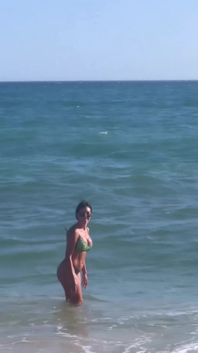 Người đẹp 29 tuổi đùa giỡn với sóng biển