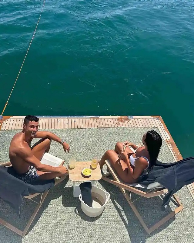 Georgina và Ronaldo dành nhiều thời gian đi biển trong mùa hè