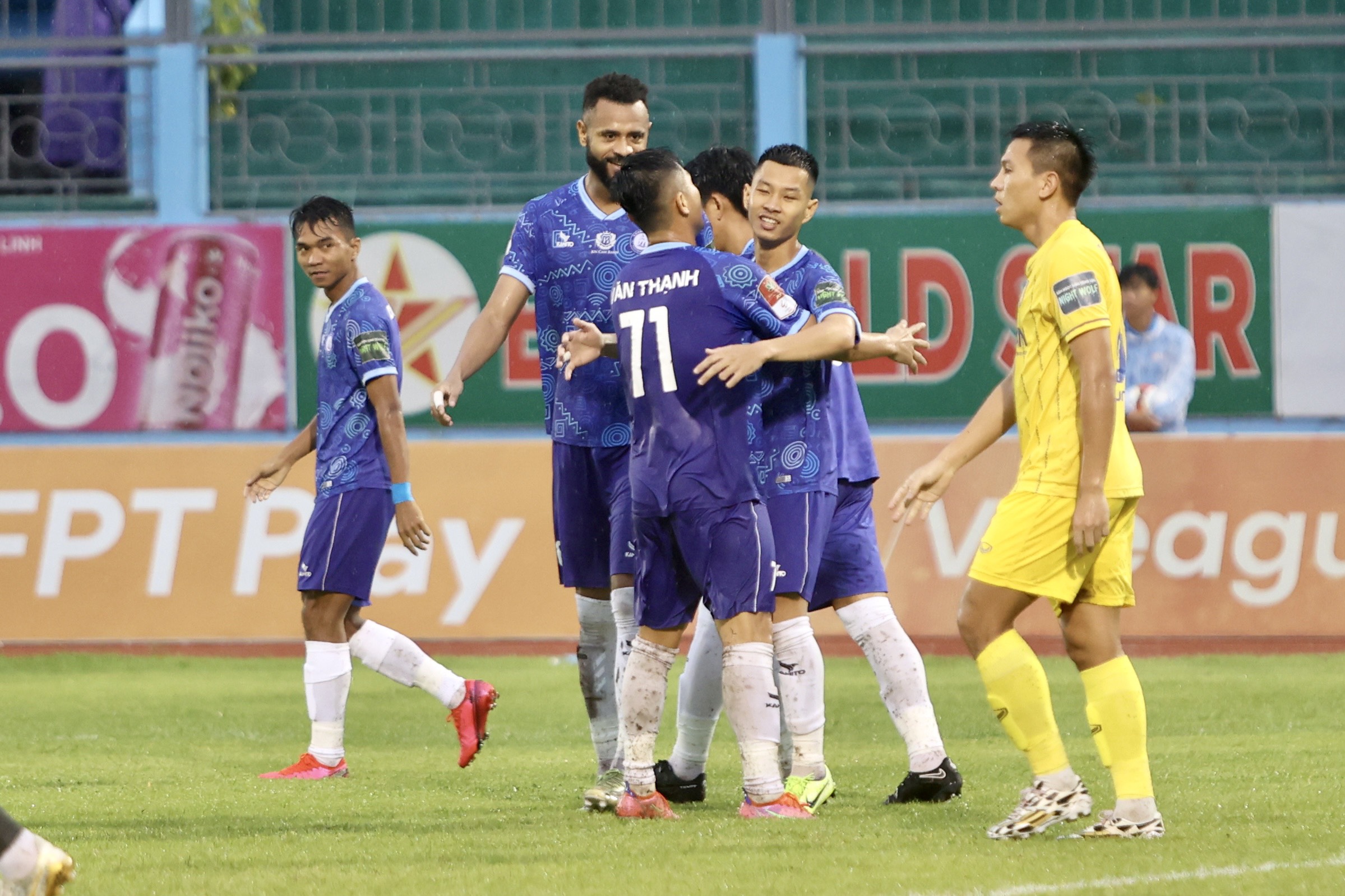 Niềm vui của các cầu thủ Khánh Hòa sau chiến thắng quan trọng trước SLNA - Ảnh: Quốc An 