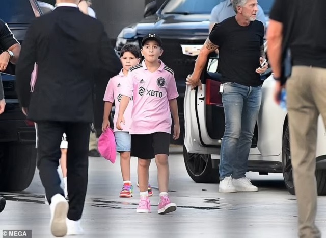 Hai cậu con trai nhà Messi diện áo đấu của Inter Miami