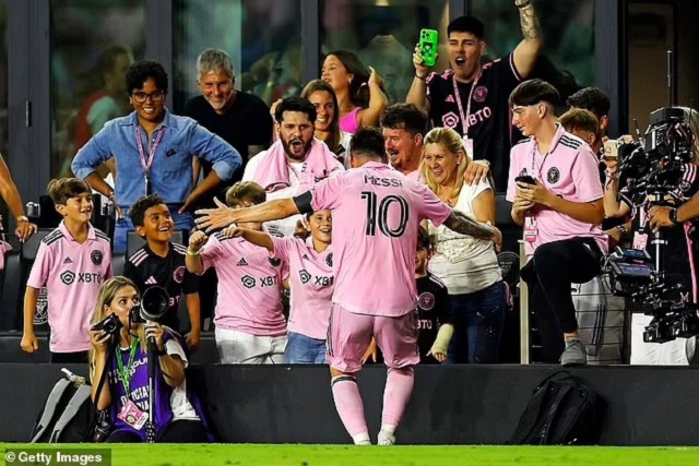 Messi ăn mừng bàn thắng nồng nhiệt cùng gia đình và người thân