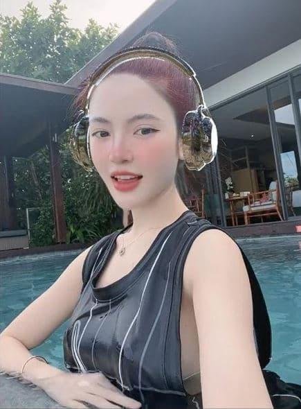 Bạn gái Chu Thanh Huyền cũng xuất hiện ở bể bơi cùng thời điểm với Quang Hải tại Quy Nhơn 