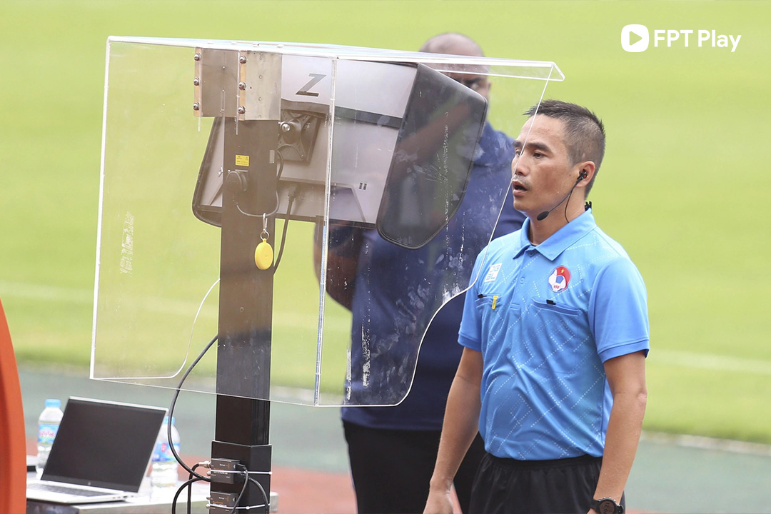 Ông Mai Xuân Hùng đảm nhận vai trò trọng tài VAR trong trận đấu đầu tiên áp dụng công nghệ này.