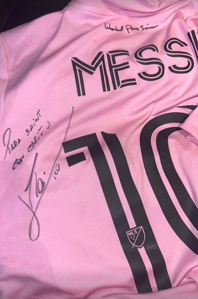 Saint, con trai của Kim, hạnh phúc khi xin được chữ ký của Messi