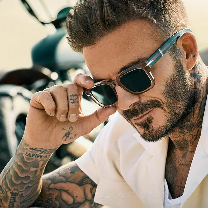 Beckham đeo kính râm của DB Eyewear, thương hiệu riêng của anh