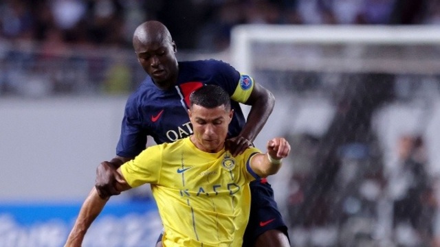 Ronaldo bất lực trước sự đeo bám của cầu thủ PSG.