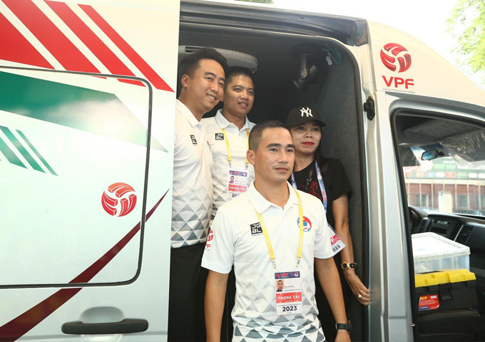 Hai trợ lý trọng tài Mai Xuân Hùng với Dương Hữu Phúc bên trong xe VAR