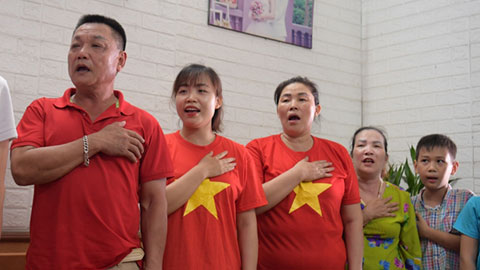 Gia đình Hải Linh hát quốc ca đầy tự hào, rộn ràng cổ vũ ĐT nữ Việt Nam