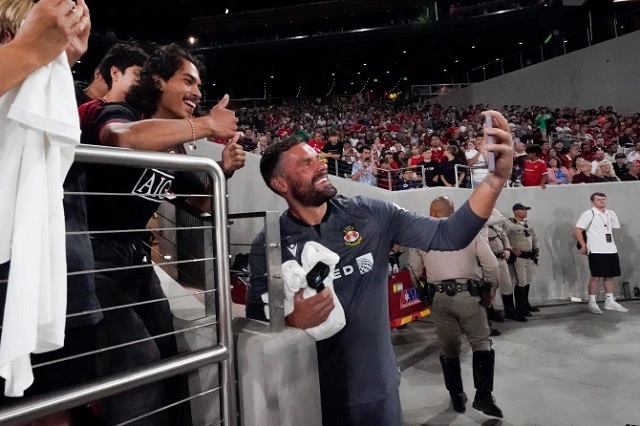 Thủ thành 40 tuổi chụp ảnh với người hâm mộ sau khi kết thúc trận đấu