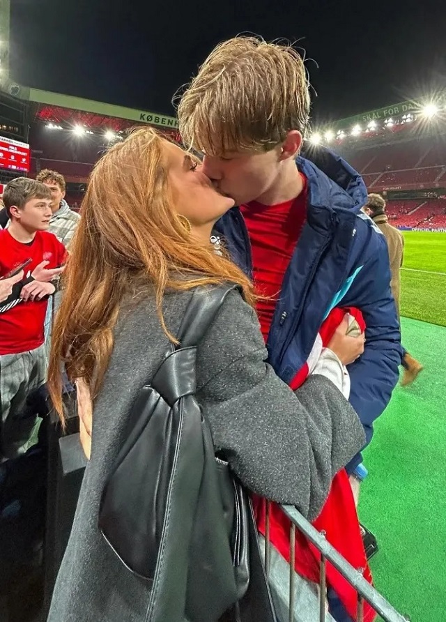 Cặp đôi trao nhau nụ hôn sau chiến thắng của Đan Mạch trước Phần Lan