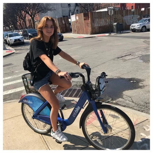 Laura là cô gái năng động thích đi xe đạp khi rảnh rỗi