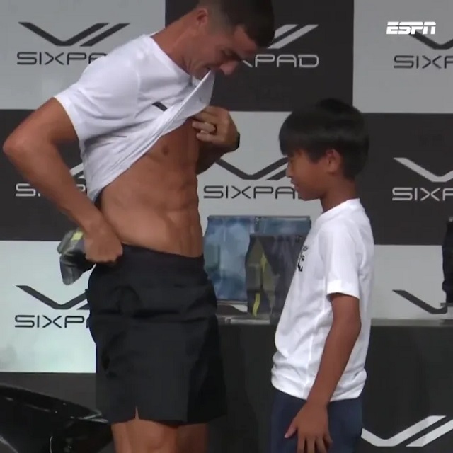Ronaldo khoe cơ bụng với một fan nhí muốn đọ cơ bắp với ngôi sao người Bồ Đào Nha