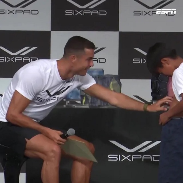 Ronaldo cũng ấn tượng trước cơ bụng của cậu bé