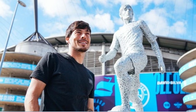 Silva chụp ảnh bên bức tượng của anh trước cổng sân Etihad.