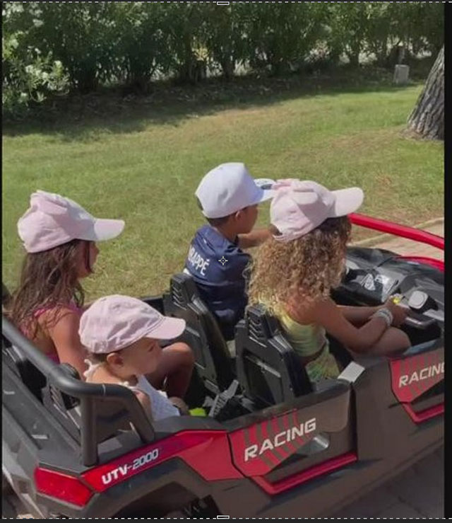 Mateo rất tập trung khi chở các chị em gái bằng xe Jeep điện nhỏ