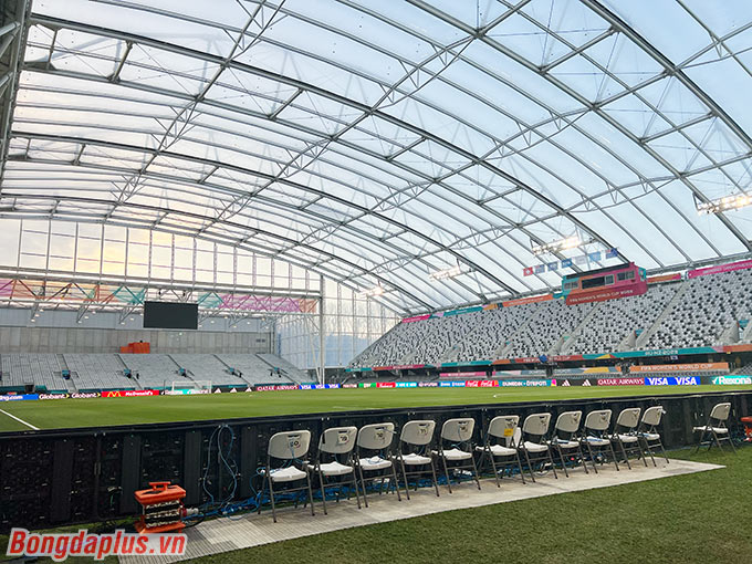 Mái sân vận động được xây dựng bằng mái ETFE trong suốt do công ty Vector Foiltec cung cấp và lắp đặt, cùng loại vật liệu được sử dụng tại Allianz Arena ở Munich và Tổ chim ở Bắc Kinh. 