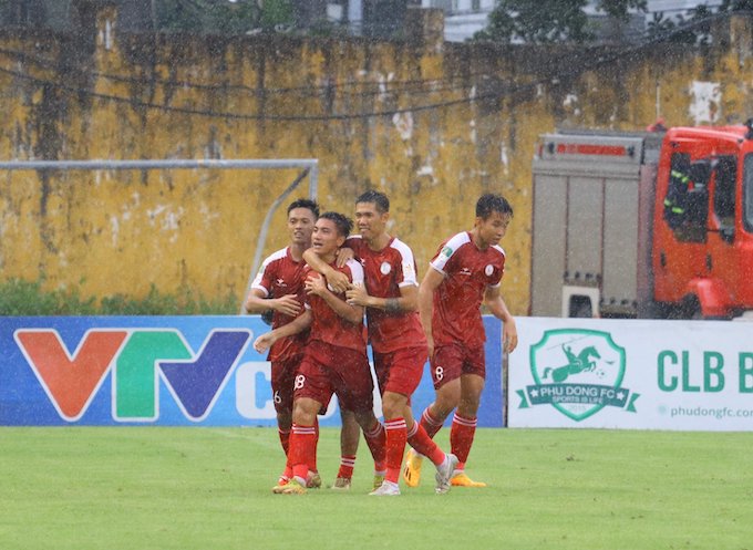 Niềm vui của các cầu thủ Bình Thuận khi thắng chung cuộc 3-2. Ảnh: Đức Cường
