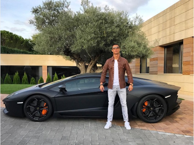 Ronaldo bên "quái thú" Lamborghini Aventador LP 700-4 