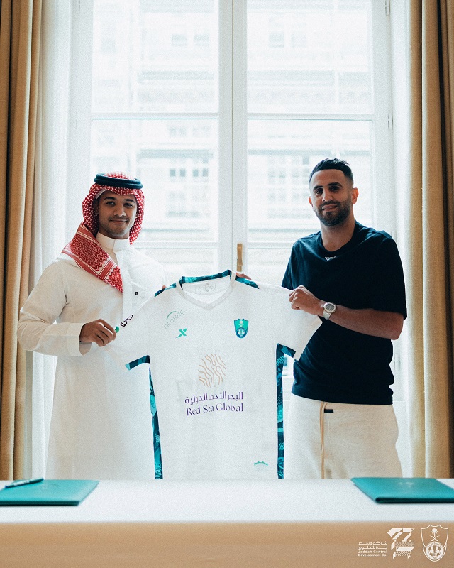 Mahrez (phải) là ngôi sao mới nhất rời Premier League sang Saudi Pro League