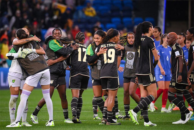 Niềm vui của các cô gái Jamaica sau trận hòa 0-0 trước ĐT Pháp