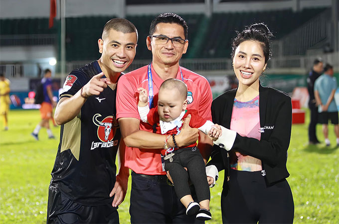Gia đình nhỏ của Đinh Thanh Bình cùng với HLV Kiatisak
