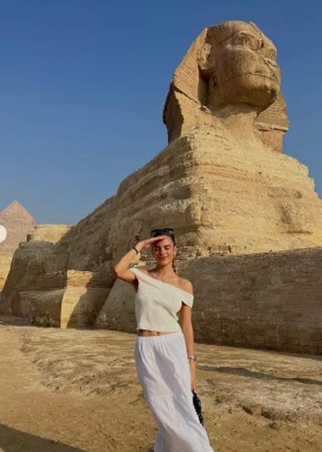 Maria duyên dáng trong chiếc váy trắng khi thăm Kim tự tháp vào đầu tháng 7