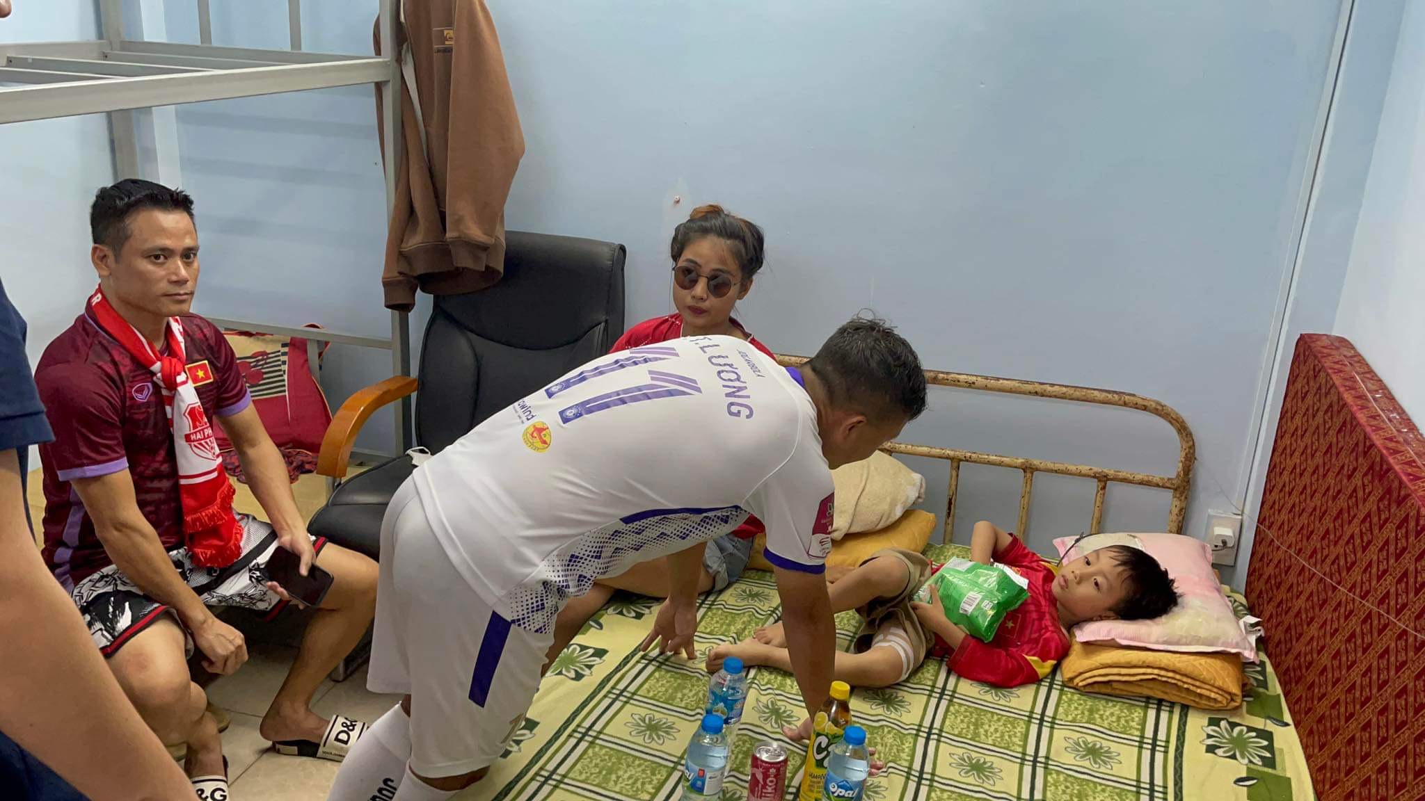 Thành Lương đã đại diện Hà Nội FC trực tiếp vào phòng y tế hỏi thăm cháu bé bị bỏng do pháo sáng.