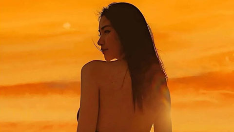 Hòa Minzy diện bikini khoe 3 vòng cực cháy