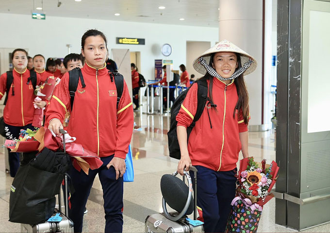 Huỳnh Như bất ngờ xuất hiện trong nhóm cầu thủ di chuyển ra Bắc. Đội trưởng của ĐT nữ Việt Nam nhiều khả năng sẽ tham gia một số sự kiện sau World Cup nữ 2023.