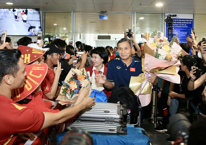 Nhóm 2 về sân bay Hà Nội vào khoảng 12h00. HLV Mai Đức Chung và các học trò đã nhận được sự chào đón nồng nhiệt của các CĐV ngay khi ra sảnh.