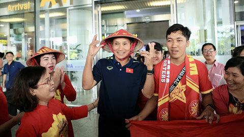 Cận cảnh ĐT nữ Việt Nam về nước sau hành trình World Cup đáng nhớ