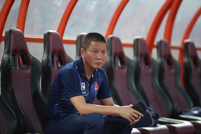 HLV Chu Đình Nghiêm cho rằng, trọng tài V.League đang phụ thuộc quá nhiều vào VAR