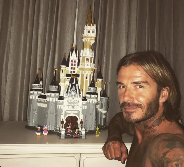 Beckham chụp ảnh cùng lâu đài bằng lego mà anh xếp tặng con gái