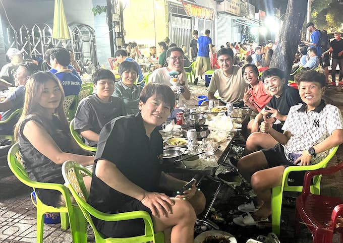 Các nữ tuyển thủ ra quán ốc của HLV Tuấn Phong để mừng ngày trở về sau World Cup nữ 2023. Ảnh: Tuấn Thành