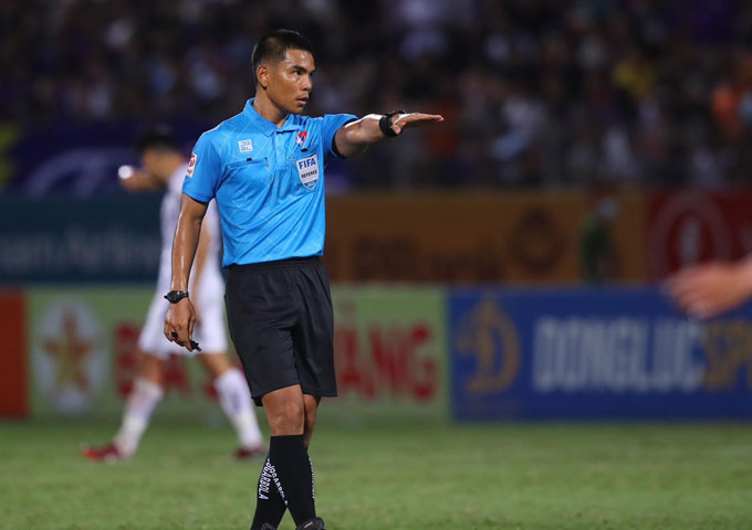 Trọng tài Songkran Bunmeekiart có nhiều quyết định gây tranh cãi ở trận CAHN gặp Hà Nội FC