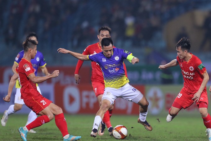 Các cầu thủ CA Hà Nội có ngăn được bước tiến của Văn Quyết và Hà Nội FC. Ảnh: Đức Cường