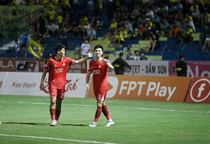 Thanh Bình (phải) ghi bàn duy nhất giúp Viettel đánh bại Thanh Hoá