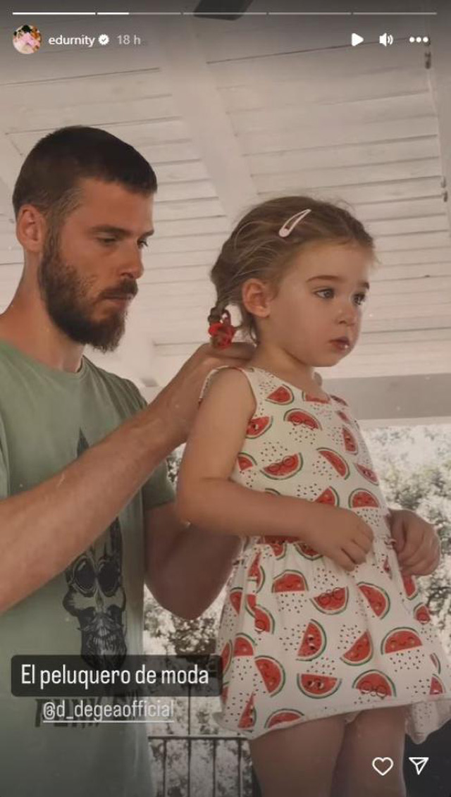 David De Gea chăm chú tết tóc cho con gái
