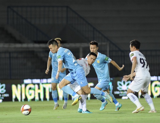 Cầu thủ Nam Định (áo xanh) dẫu chơi khá ổn, nhưng vẫn không vượt qua được Hải Phòng - Ảnh: Phan Tùng