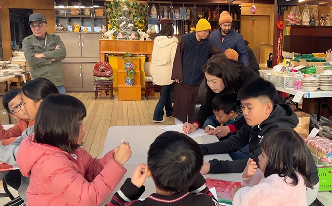 Chùa Báo Ân thường xuyên tổ chức lớp học tiếng Việt cho các em nhỏ 